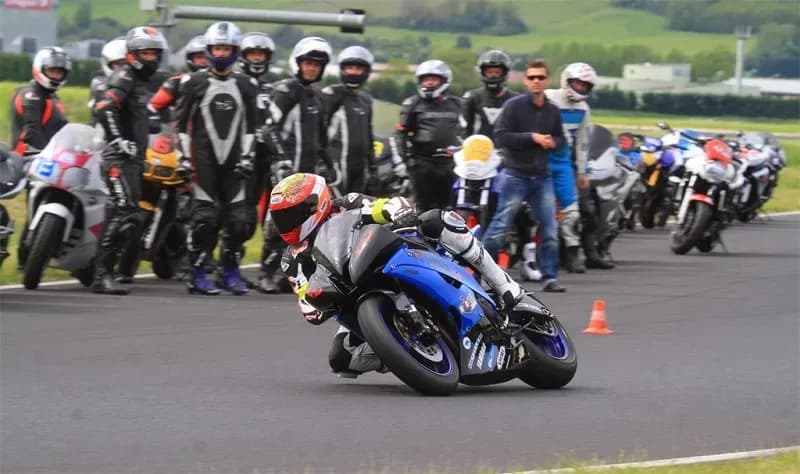 Stage de pilotage moto : comment choisir ? Guide complet 2026